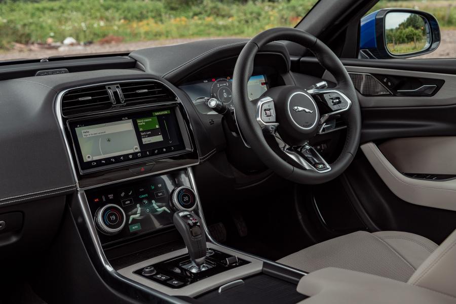 Интерьер Jaguar XE D180 SE R-Dynamic AWD 2019 года  (UK) (фото 20 из 40)